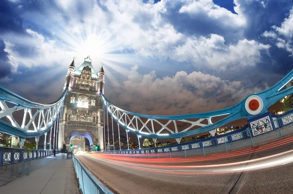 美丽的蓝色色调的塔桥日落时在伦敦，宽 — 图库照片