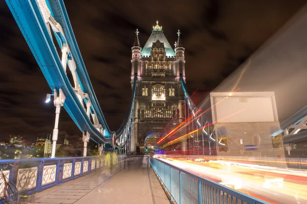 Λεπτομέρειες της γέφυρας Tower στο Λονδίνο το βράδυ με μονοπάτι φωτός αυτοκινήτου - — Φωτογραφία Αρχείου