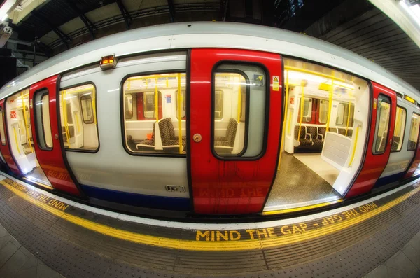 Treno in arrivo alla stazione della metropolitana di Londra, Regno Unito — Foto Stock