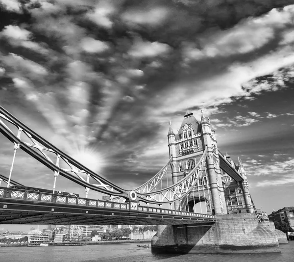 Puesta de sol sobre el famoso Tower Bridge - Londres — Foto de Stock