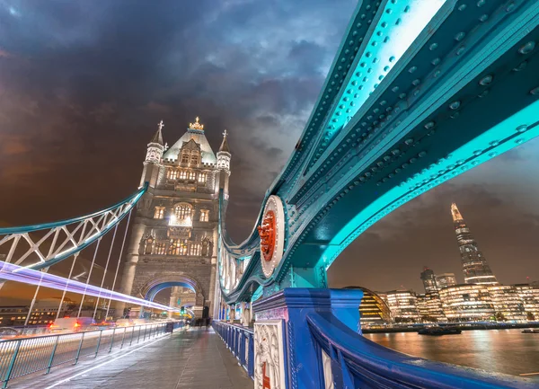 Noc přes tower bridge v Londýně. modré tvary kovové konstrukci — Stock fotografie