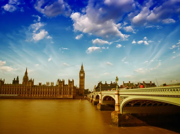 Londra, İngiltere. harika manzarasını westminster Köprüsü ve evler p — Stok fotoğraf