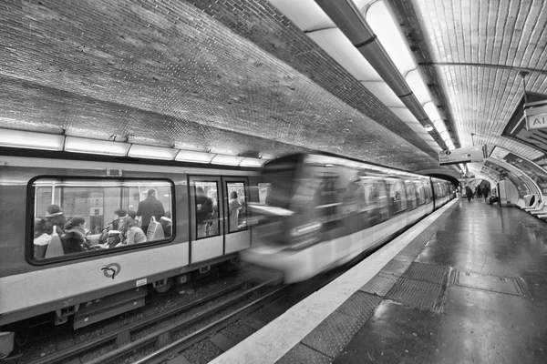 PARIS, DEC 4: Comboio subterrâneo dentro de uma estação de metro, Dezembro — Fotografia de Stock