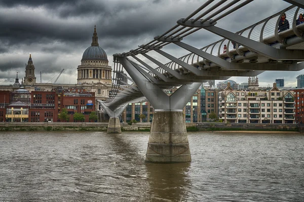 Millenniumbrug in Londen — Stockfoto