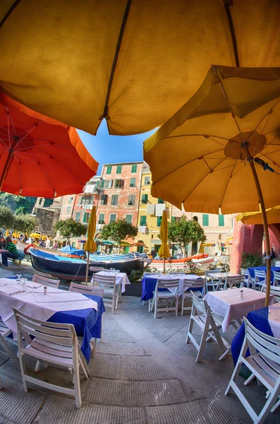 Colorful Sun Umbrellas on the main square of Vernazza, Cinque Te — Stock Photo, Image