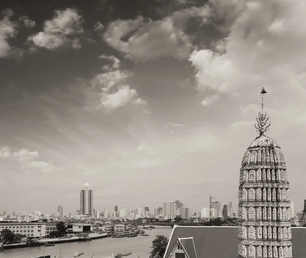 Bela paisagem urbana de Banguecoque ao anoitecer sobre o rio Chao Phraya — Fotografia de Stock