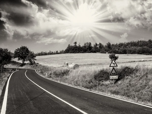 Hermoso camino de la Toscana en primavera - Campo italiano — Foto de Stock