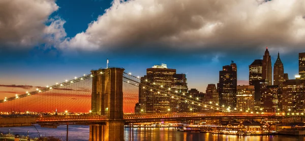 Erstaunliche new york stadtbild - hochhäuser und brooklyn bridge at — Stockfoto