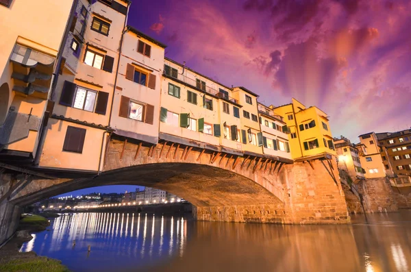 Underbara Visa gamla bro, ponte vecchio i Florens vid solnedgången — Stockfoto