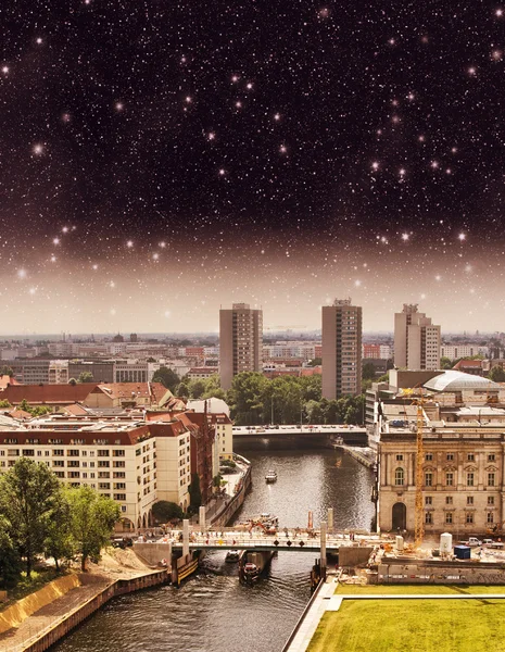 Vue aérienne de Berlin et de la rivière Spree dans une belle nuit d'été — Photo