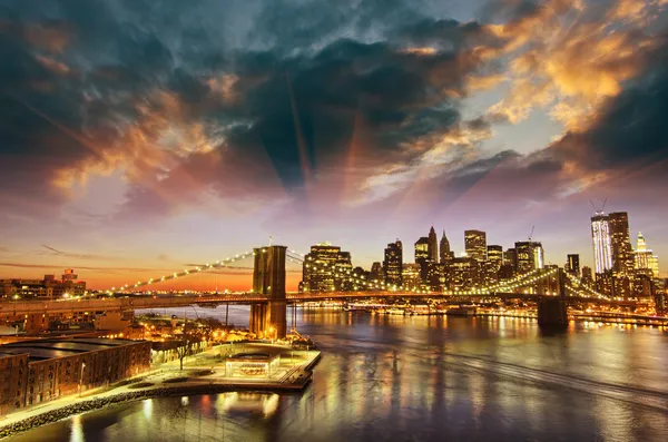 纽约城-曼哈顿地平线在冬季日落 — 图库照片