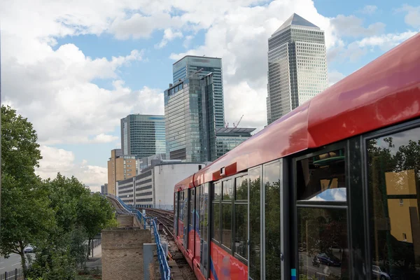 Kontorsbyggnader och skyskrapor i canary wharf, finansiella dist — Stockfoto