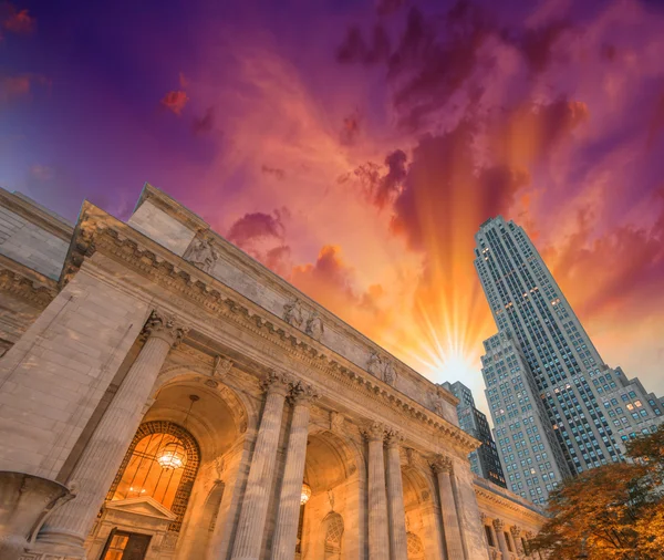 New york veřejná knihovna. boční pohled s okolní budovy — Stock fotografie