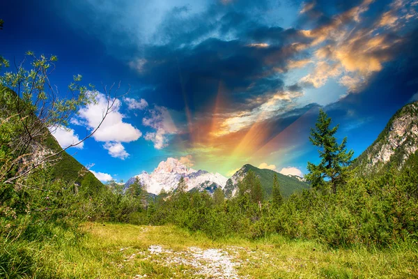 Nádherný výhled na malebné horské krajiny při západu slunce — Stock fotografie