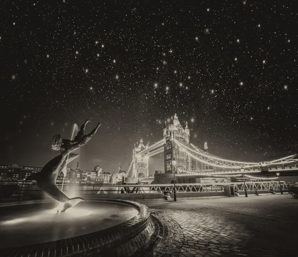 Tower bridge i st katharine docks dziewczyna z dolpin fontanna — Zdjęcie stockowe