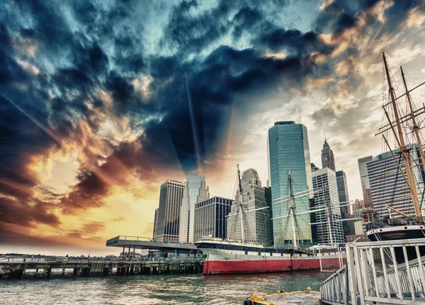 Cores do pôr do sol de Manhattan Skyline do cais 17 e South Street — Fotografia de Stock