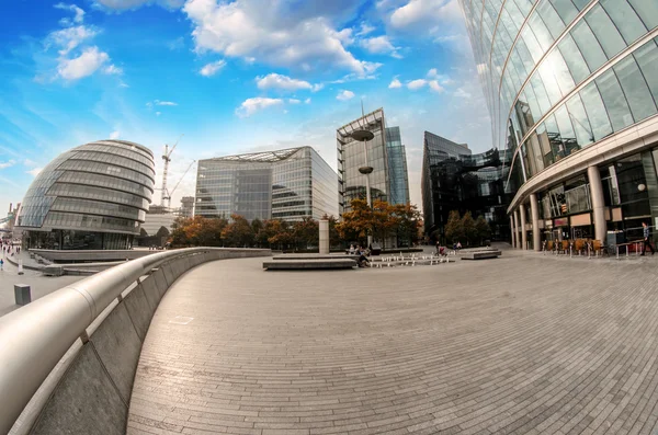 Modern architecture and parks of London on the southern side of — Stock Photo, Image