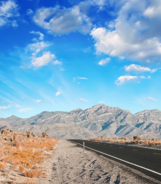 uzun bir dağ manzarası içinde yol çöl