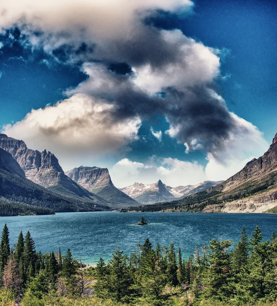 Solnedgång vid St mary sjön från wild goose island synvinkel, glacie — Stockfoto