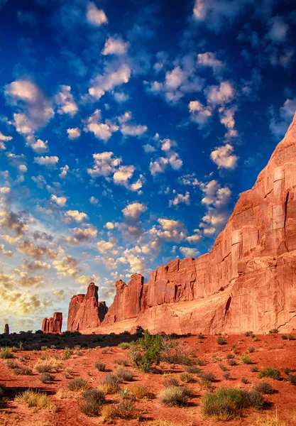 Національний парк арки, штат Юта. чудові червоні скелі проти синього неба — стокове фото