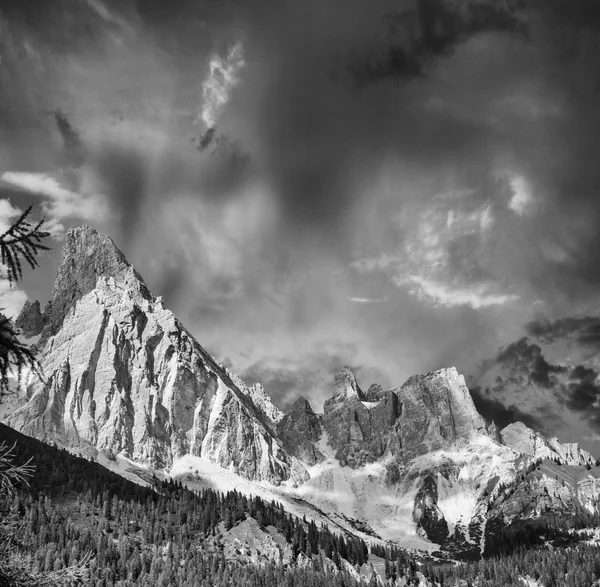 Harika yaz günbatımı dolomites Park'ta. Alpin arazi ve p — Stok fotoğraf