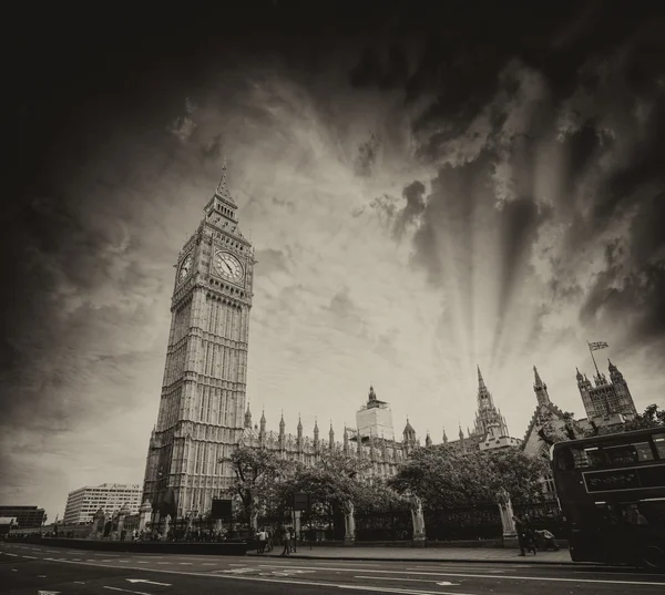 Londýn, Velká Británie. Westminsterský palác při západu slunce s červeným dvoupatrový — Stock fotografie