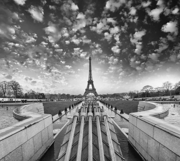 Paris. vackra eiffel tower landmärke, Visa vid solnedgången från tidstypisk — Stockfoto