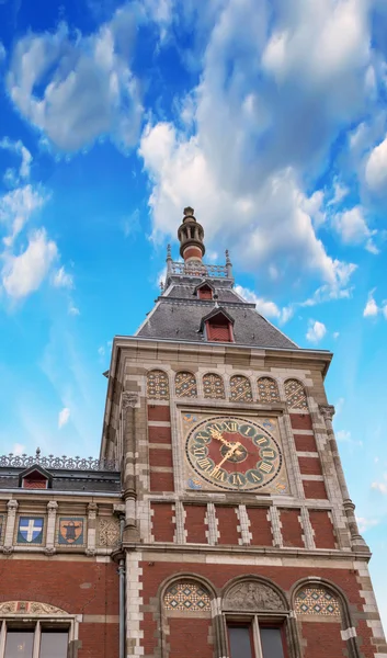 A Estação Central de Amsterdã, bela arquitetura ao pôr do sol — Fotografia de Stock