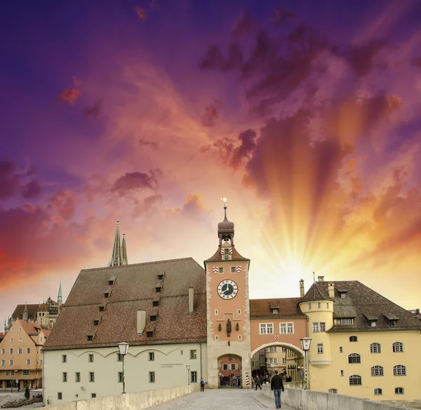 美丽的夕阳的天空在中世纪的城市天际线。中年时期的建筑 — 图库照片