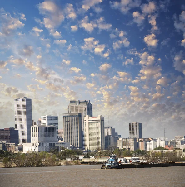 New orleans, louisiana. Mississippifloden och vackra stad himmel — Stockfoto