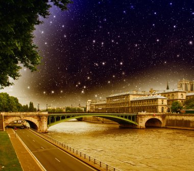 Paris'te gece. notre dame Köprüsü