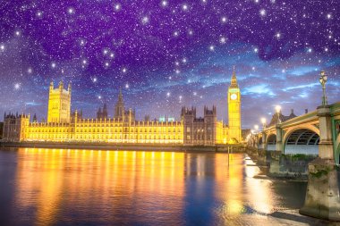 Londra. Parlamento ve westminster Köprüsü'nde gece zekâ evleri