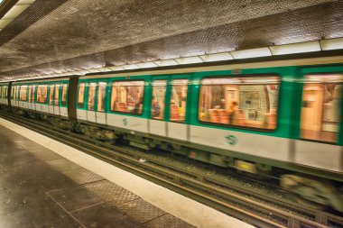 Paris - Aralık 1: Metro İstasyonu'na 30 Eylül 2012 Paris. Par