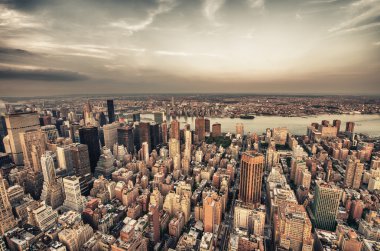 Нью-Йорк. чудовий Манхеттен хмарочосів пташиного польоту відNew york şehri. Harika manhattan gökdelen havadan görünümü