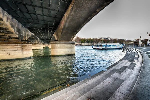 Under iena bro, paris. floden Seine i eiffel tower område耶拿战役桥下，巴黎。塞纳河埃菲尔塔区 — 图库照片