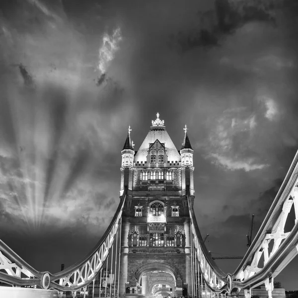 Nádherné barvy západu slunce nad tower bridge v Londýně, Velká Británie — Stock fotografie