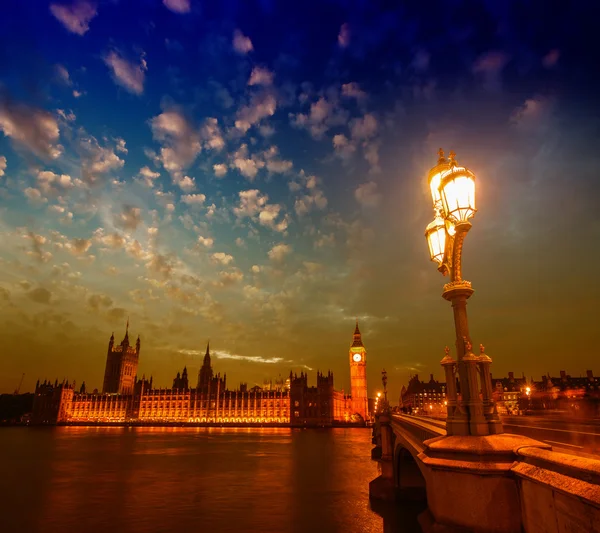 Vue magnifique sur le pont et le palais de Westminster au coucher du soleil - Londo — Photo