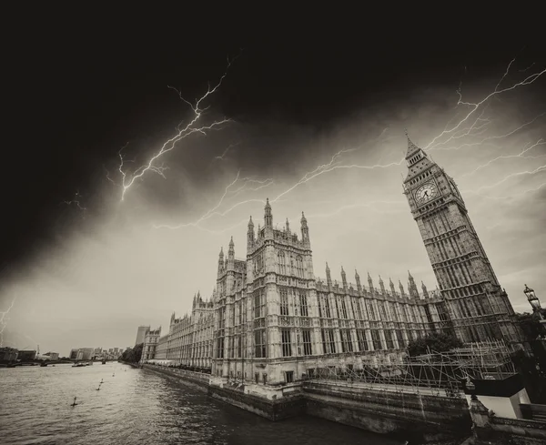 Burza w Londynie. Widok okolicy westminster — Zdjęcie stockowe