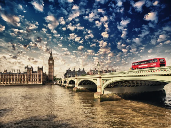 Westminster bridge a domy parlamentu při západu slunce, Londýn. b — Stock fotografie