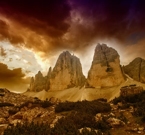 Lavaredo, 이탈리아의 세 봉우리입니다. 일몰에서 아름 다운 풍경 — 스톡 사진