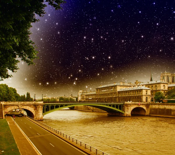 在巴黎的夜晚。巴黎圣母院圣母院桥 — 图库照片