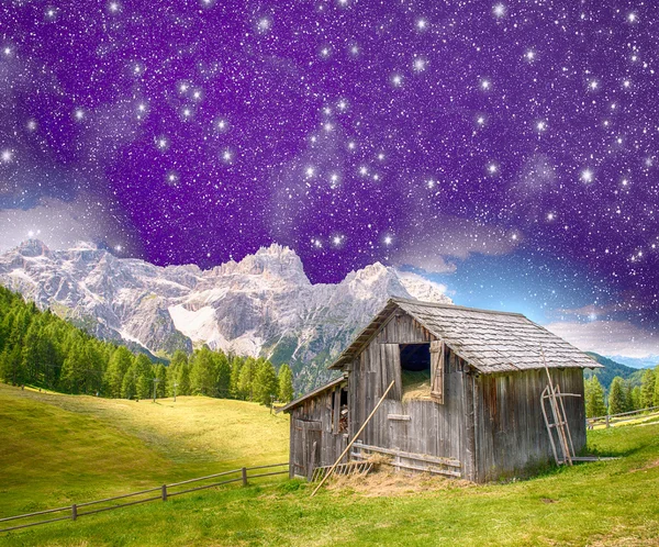 Alte Hütte auf einem Berggipfel mit Sternen am Himmel — Stockfoto