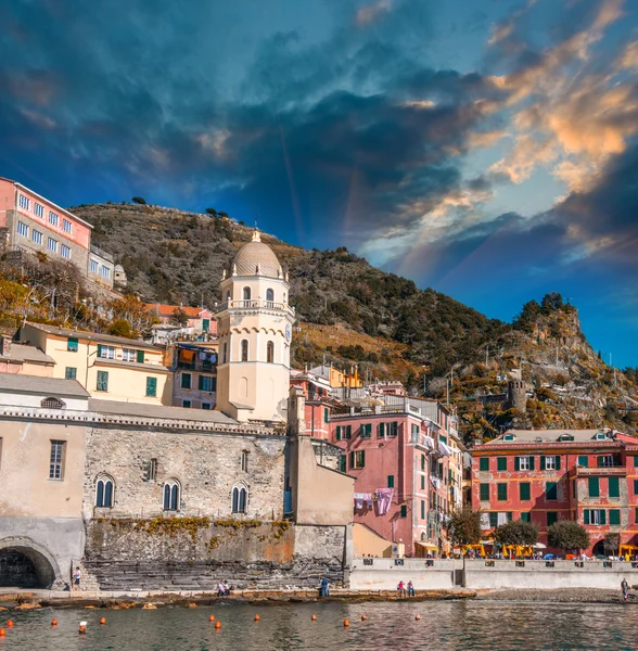 Quaint Village of Riomaggiore, on the Cinque Terre coast - Beaut — Stock Photo, Image