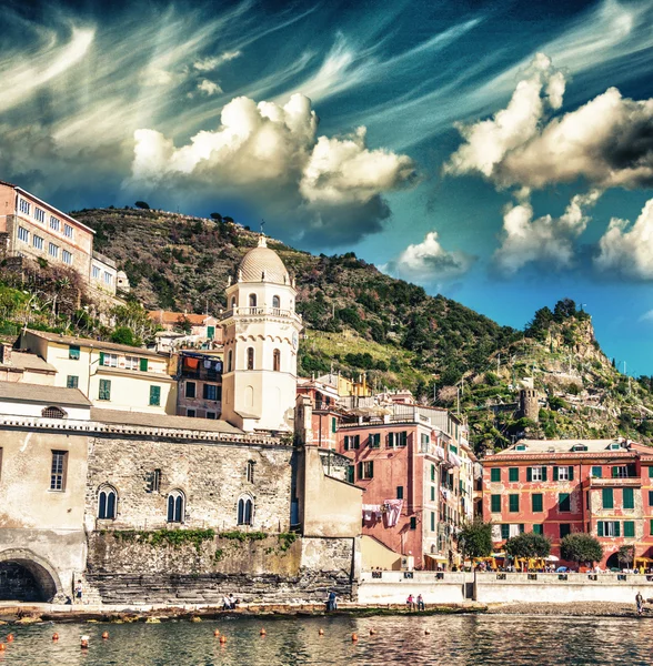 Quaint Village of Riomaggiore, on the Cinque Terre coast - Beaut — Stock Photo, Image