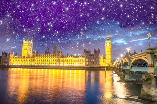 伦敦。议会和威斯敏斯特桥在晚上机智的房子 — 图库照片