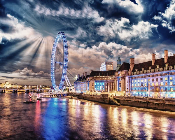Londen 's nachts. Thames rivier met het oog panoramisch wiel — Stockfoto