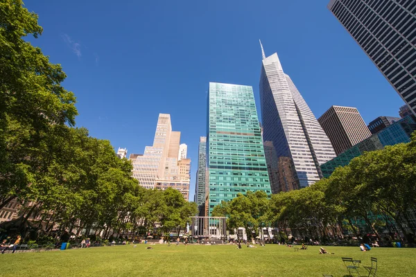 Krásný pohled vzhůru mrakodrapů v bryant parku, new york — Stock fotografie