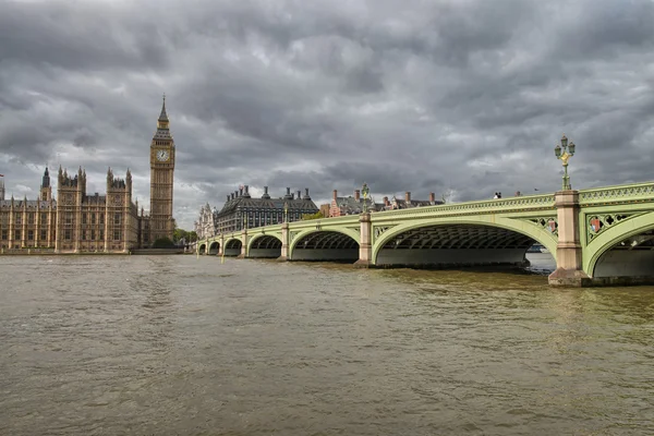 Vue imprenable sur le pont de Westminster et les chambres du Parlement, Lo — Photo