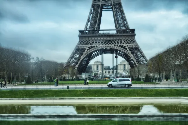 Paris. Gorgeous view of Eiffel Tower and surrounding Champs de M — Stock Photo, Image