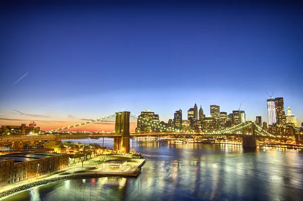 New york: schöner sonnenuntergang winter blick auf brooklyn bridge mit m — Stockfoto